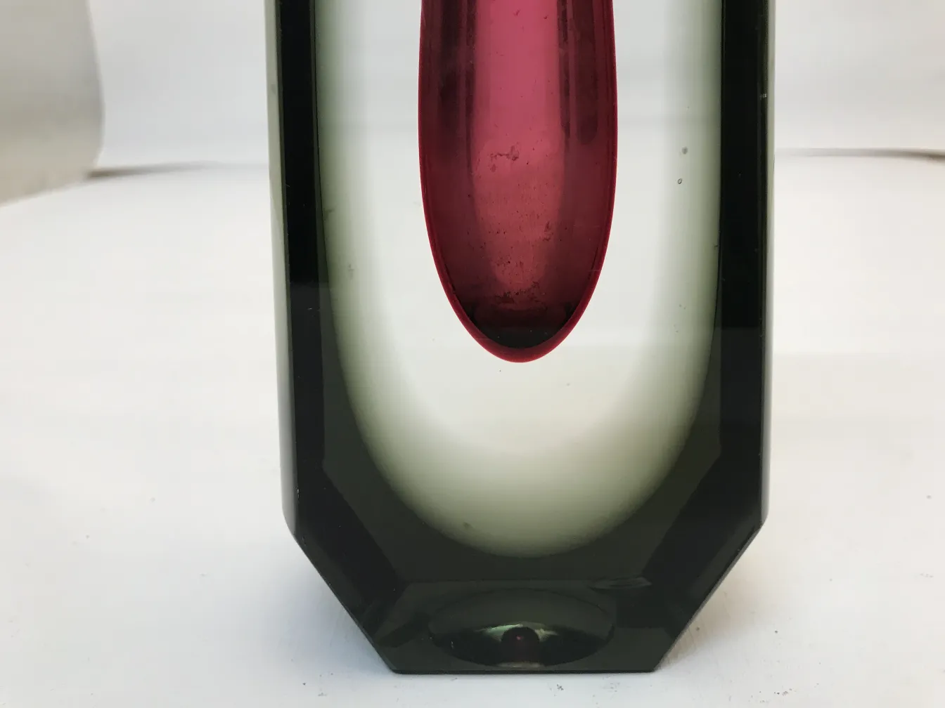 vaso di murano antico con forma distintiva e colori vivaci su sfondo bianco