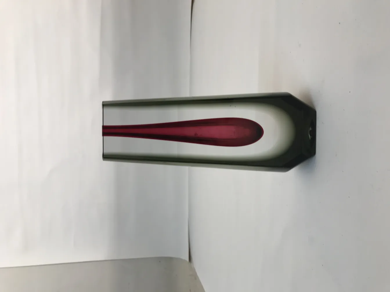 vase murano avec figure stylisée et couleurs vives, décoration élégante