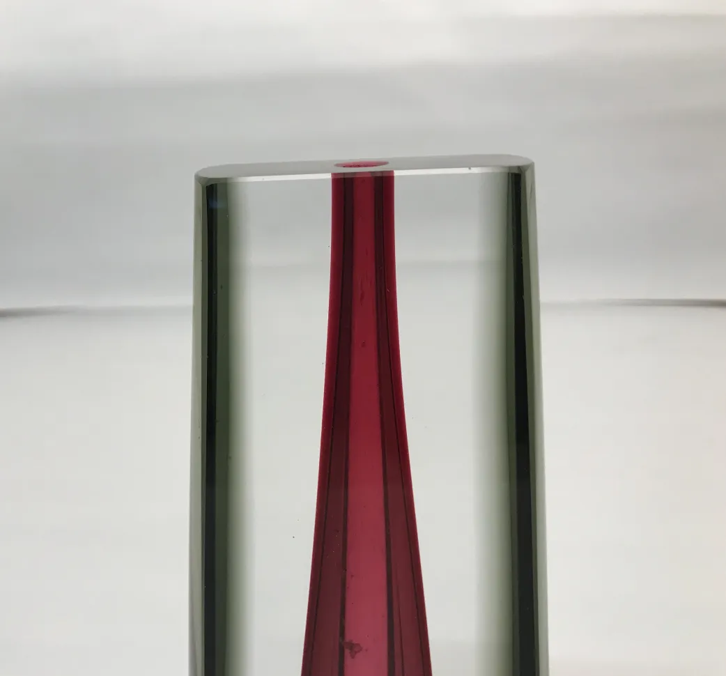 vaso de murano com forma elegante e interior vermelho, contexto decorativo