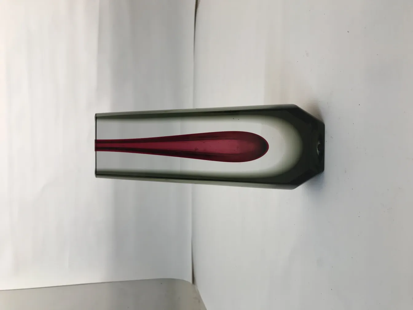 vase di murano antico con bordo angolare e colore rosso