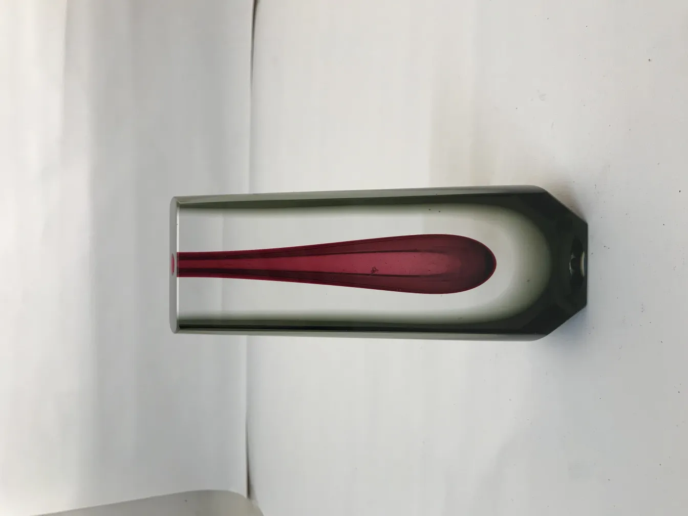 rechteckige murano-glas-vase mit rotem inneren und transparentem äußeren design