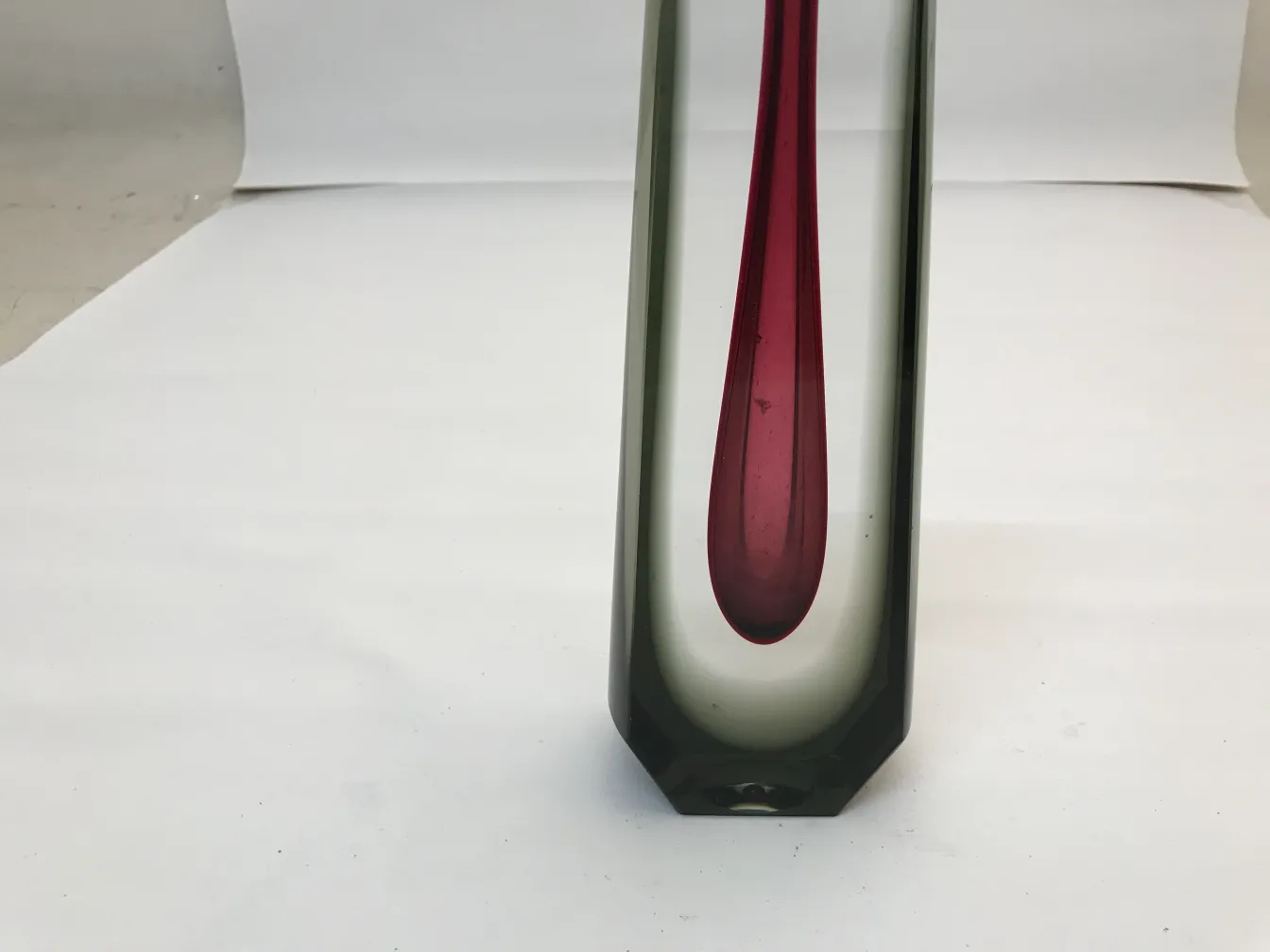 murano-glas mit eleganter form und buntem innenleben