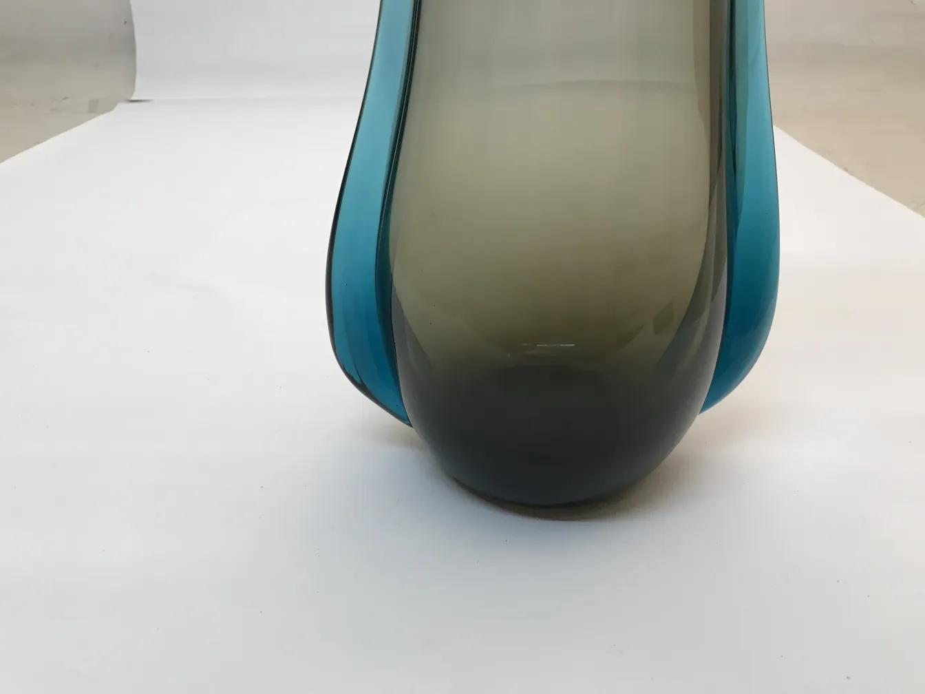 Vaso antigo de Murano com um degradê de cores do azul ao cinza, apresentado em um fundo claro.