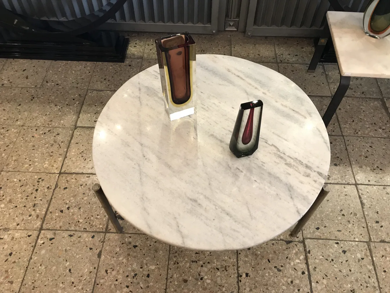 florero de murano antiguo sobre mesa de mármol