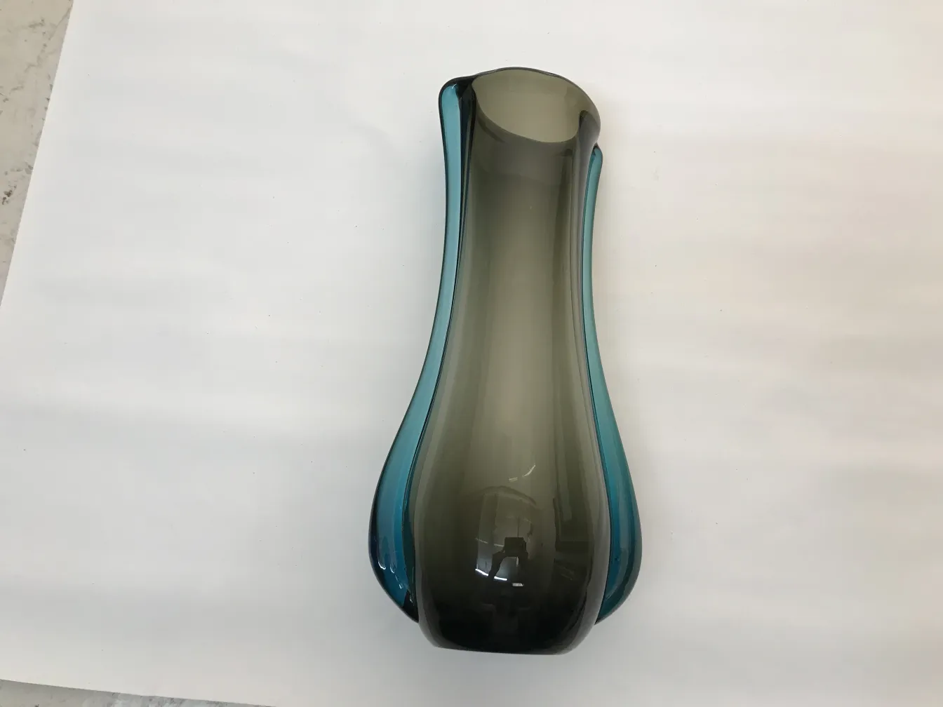 古董穆拉诺花瓶，线条流畅且颜色柔和