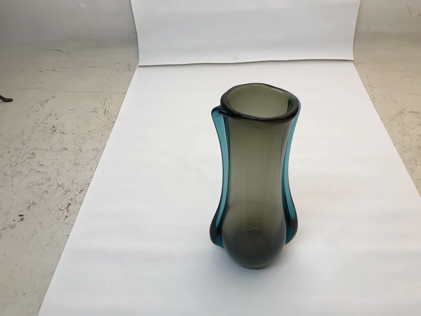 Elegante vaso di Murano in vetro con design distintivo.