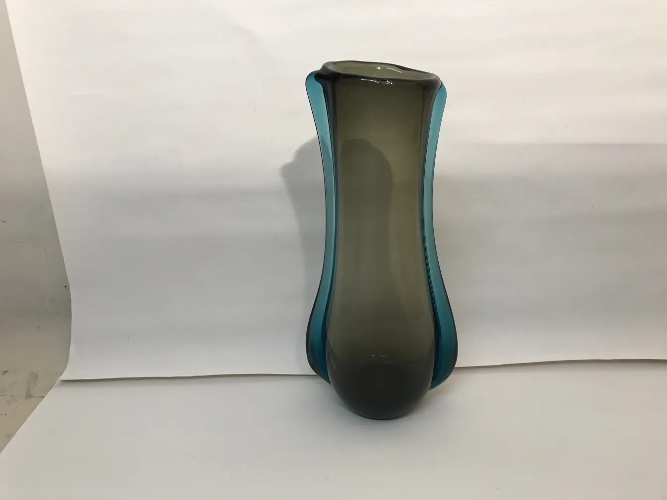 vase de murano ancien avec forme élégante et couleurs douces