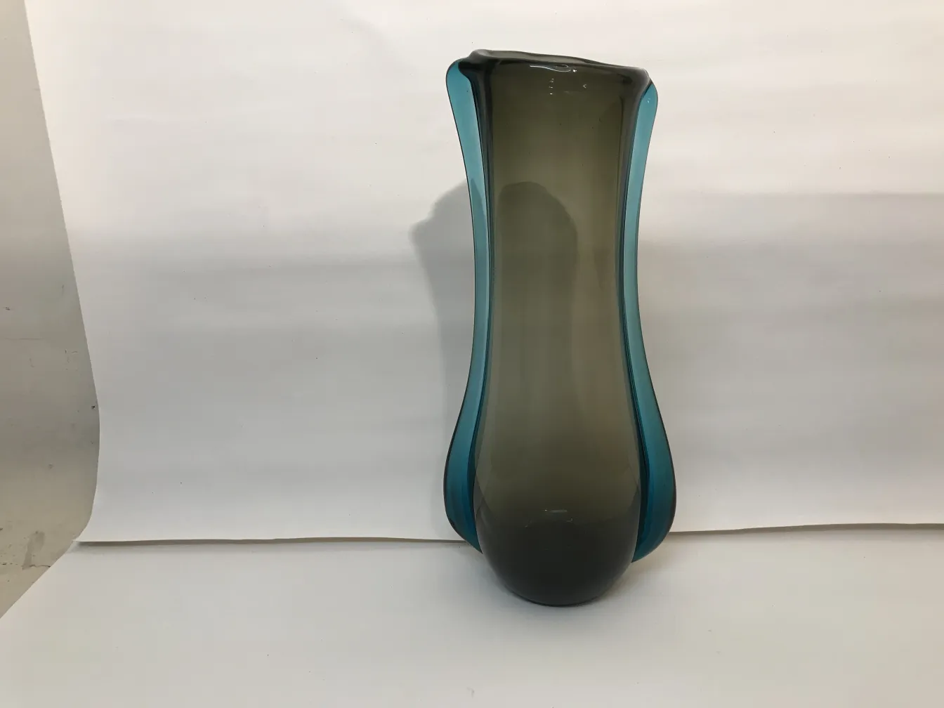 vaso di murano con tonalità scure e blu