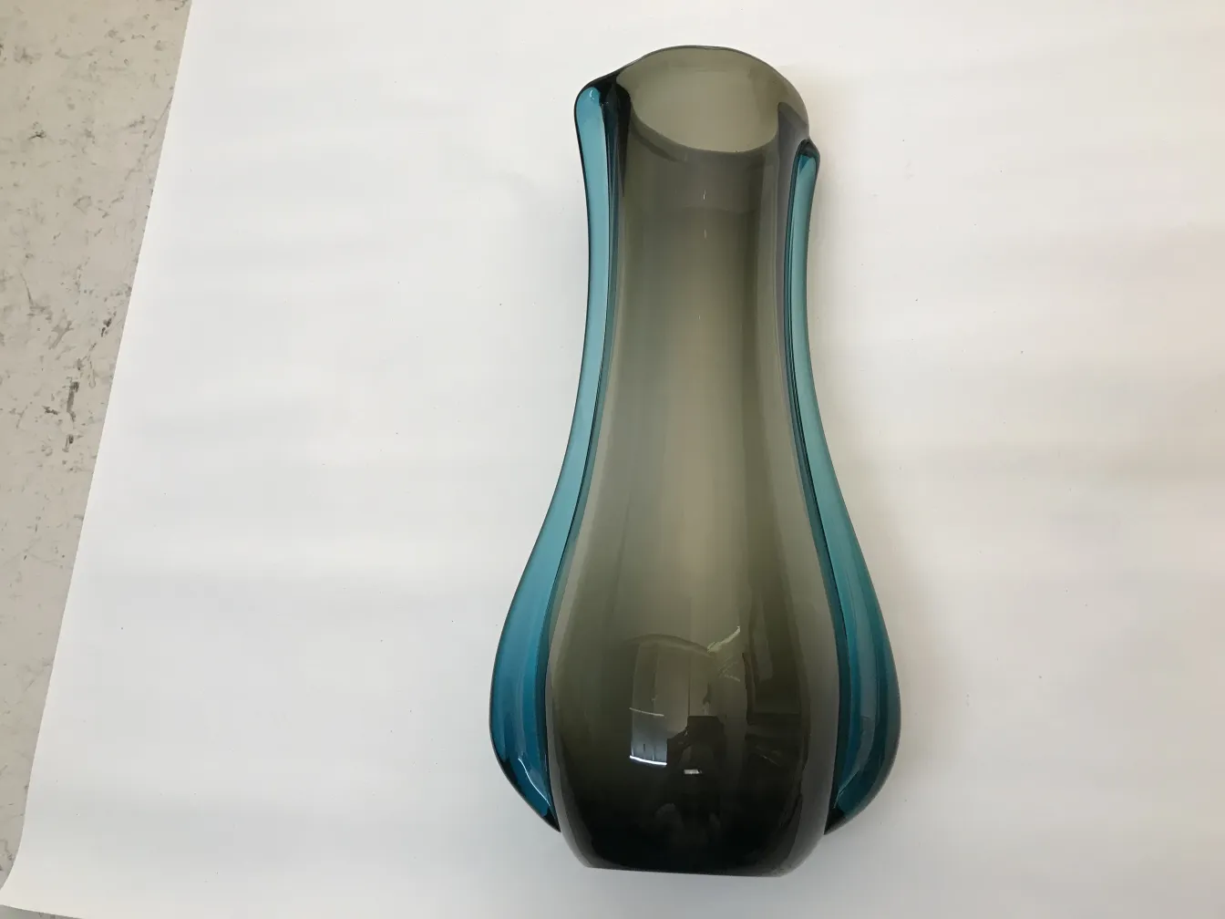 vaso de murano com design elegante em tons escuros