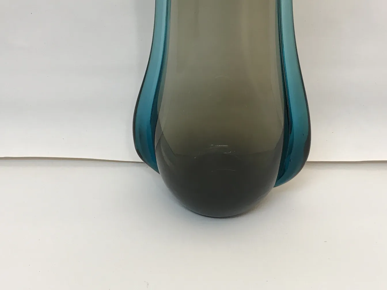 Vase ancien de Murano avec une forme élégante et des couleurs douces sur un fond clair.