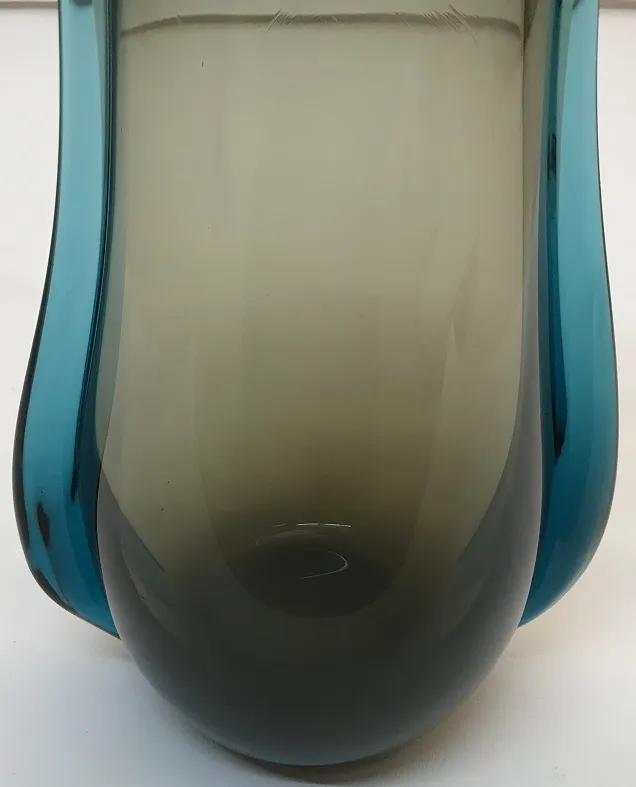 vase murano ancien avec des tons gris et bleu, design courbé et élégant