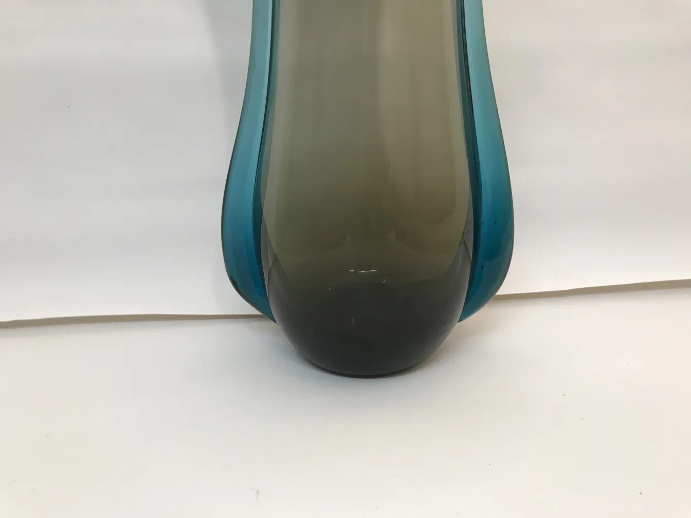 vase ancien en murano avec des formes douces et des couleurs mêlant des nuances de bleu et de gris