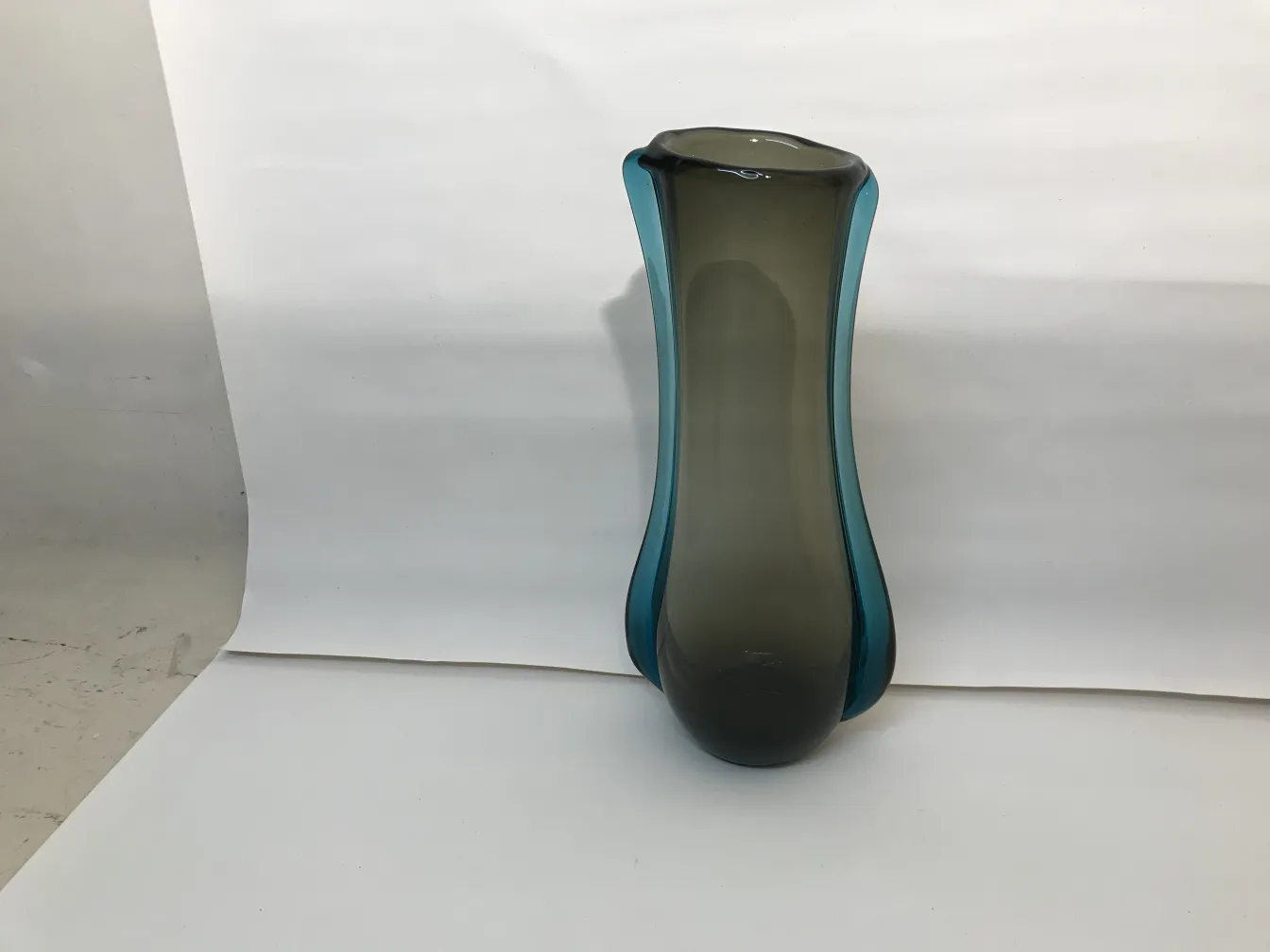 优雅的古老穆拉诺花瓶蓝色调