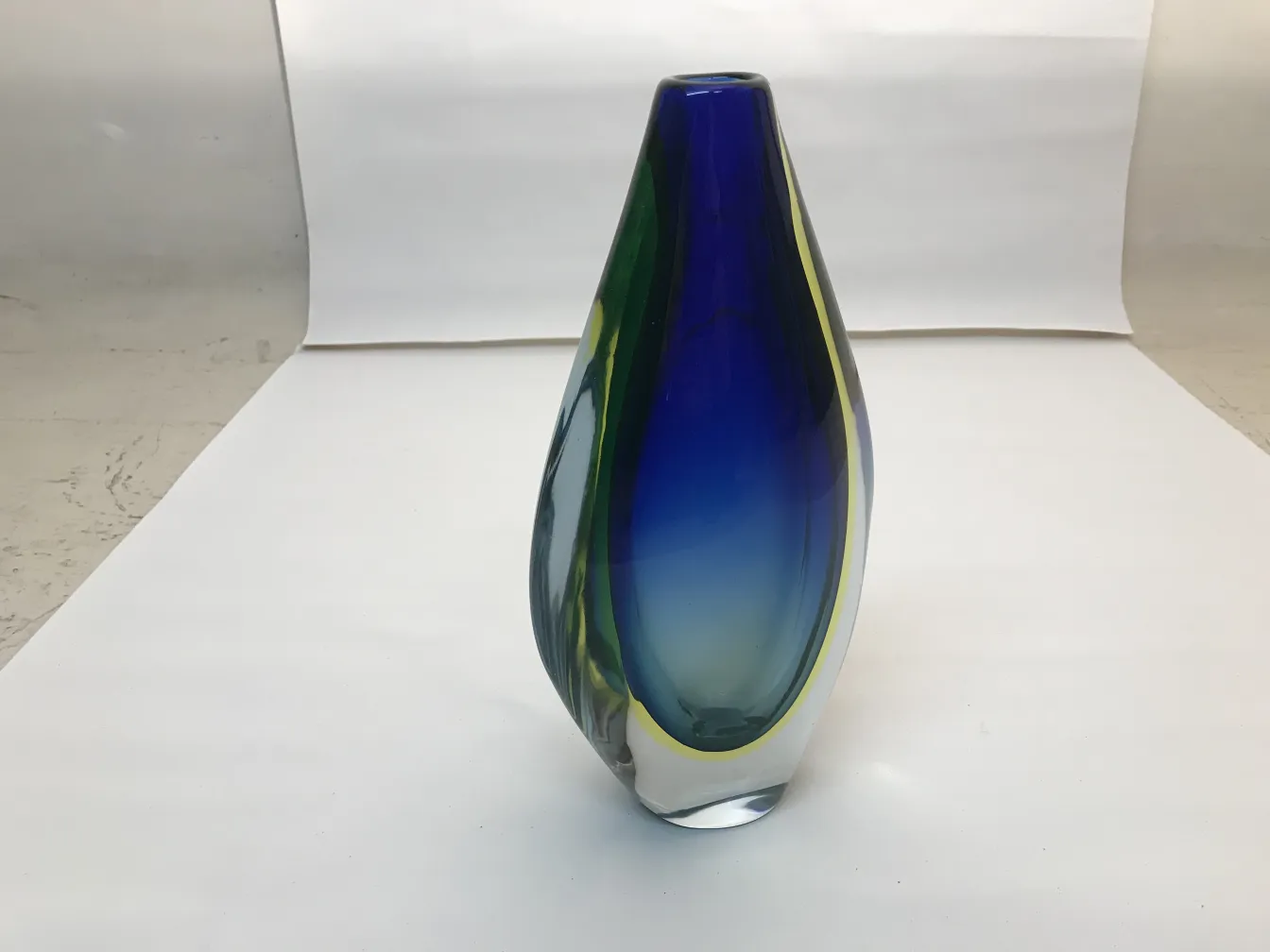vase antico di murano con colori vivaci e forma elegante