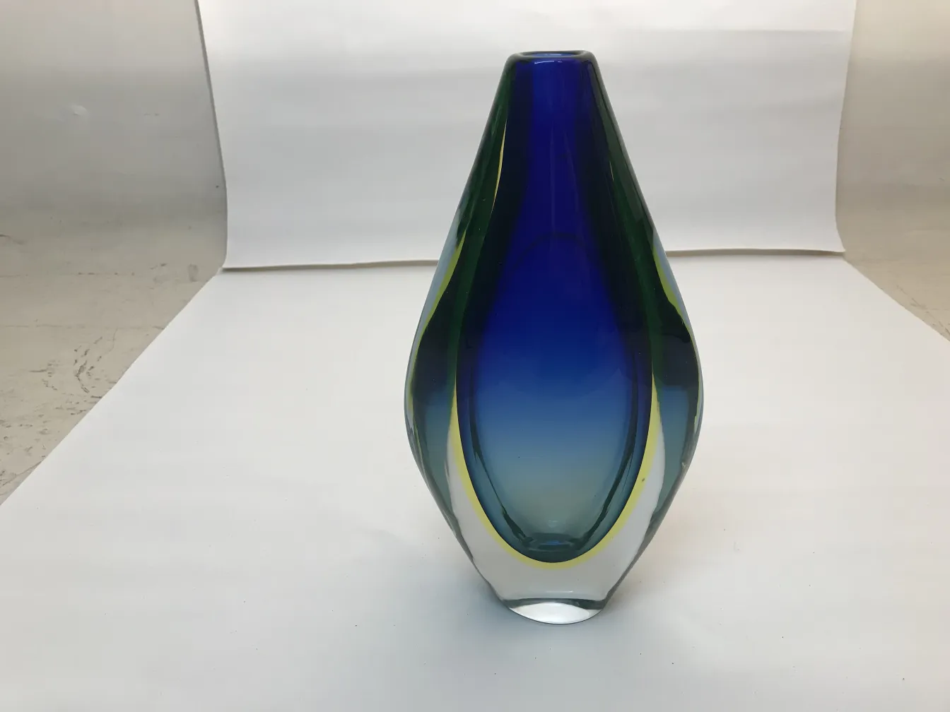 murano-vase in Blau- und Grüntönen, elegante Form, neutraler Hintergrund