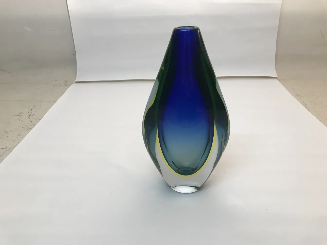 vaso de murano com degradê azul e verde, forma elegante