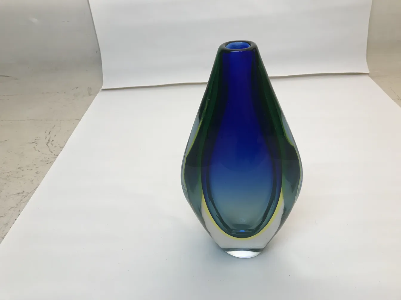 vase murano en tons de bleu et vert, forme élégante