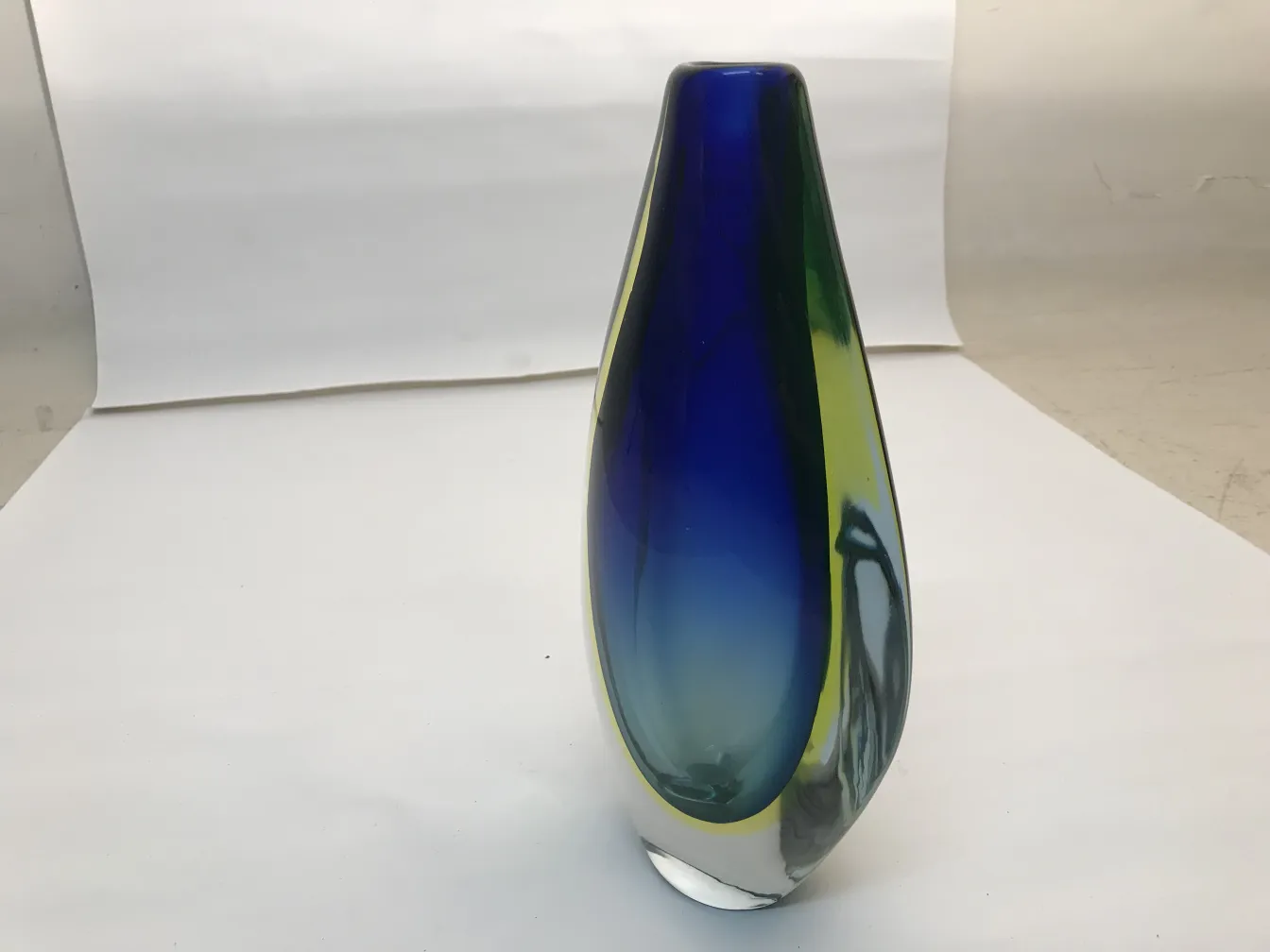 vase murano ancien aux couleurs vives et forme élégante