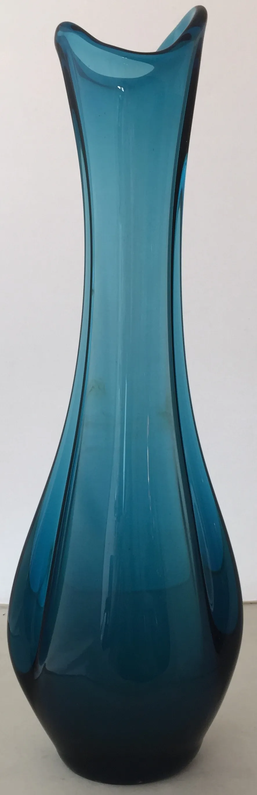 vaso antigo de murano na cor azul elegante com forma curva