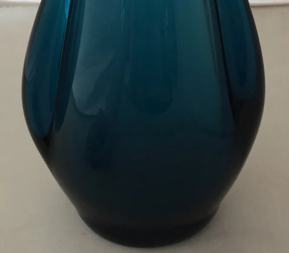 antiker eleganter blauer murano-glas in neutraler Umgebung