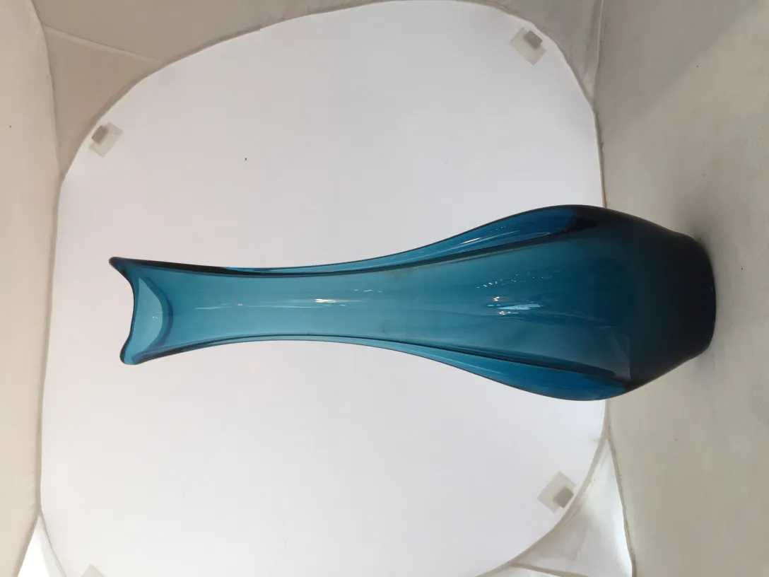 古老穆拉诺花瓶呈现蓝色的细长形状