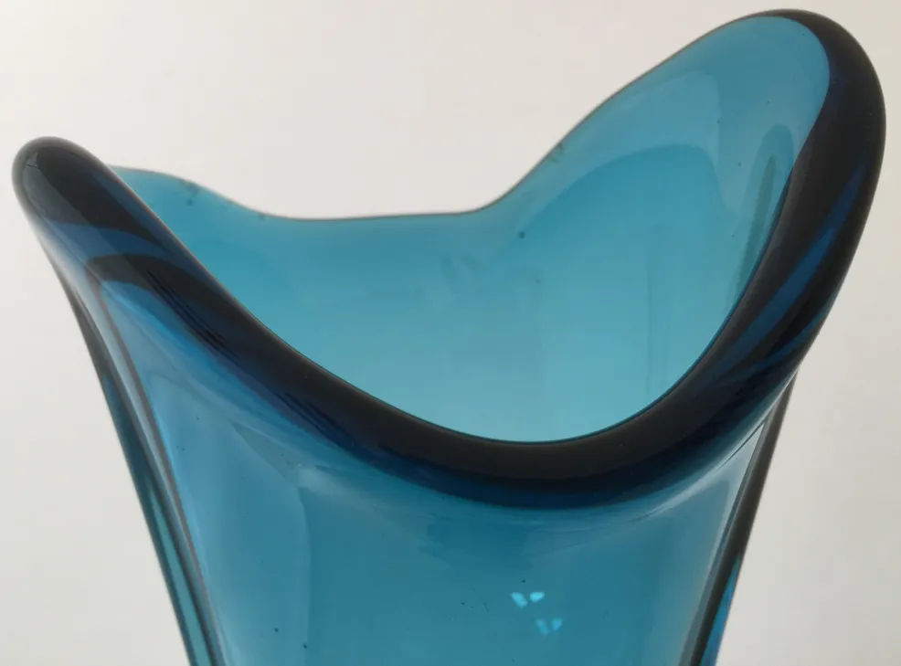 Vaso di Murano con tonalità blu e forme fluide, sfondo chiaro.