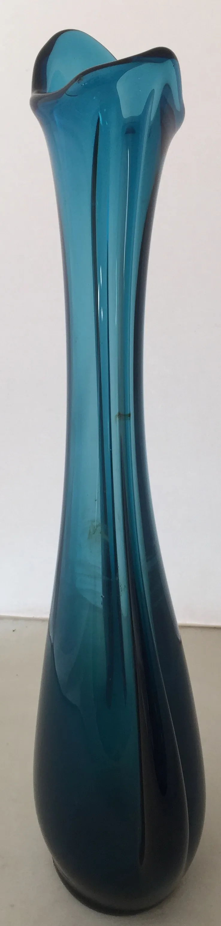 vase di murano antico, blu, con forma elegante su sfondo chiaro