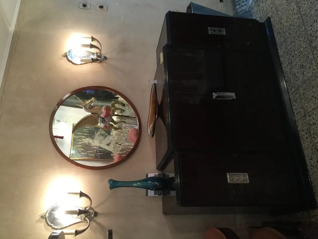 elegante antike murano-glas vase mit bunten dekorationen in einem heimischen ambiente