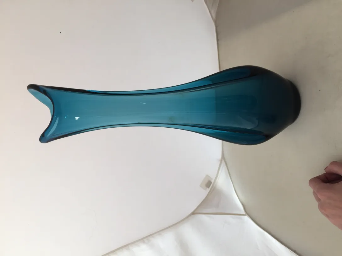 vase di murano antico con forma elegante e colore blu, ambiente elegante