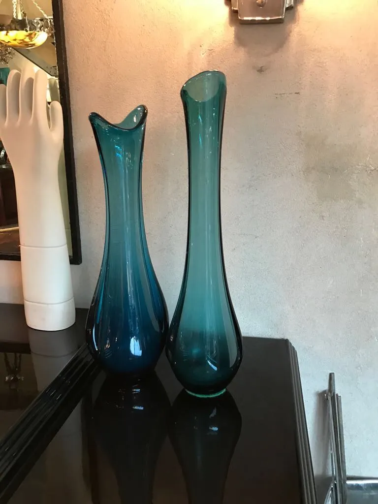 deux vases murano antiques en tons de bleu sur une table