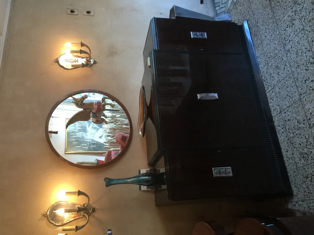 florero de murano sobre una mesa con luz suave y arte al fondo