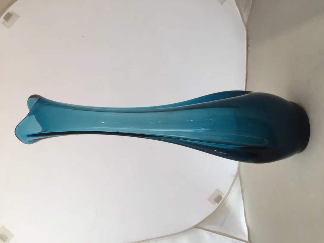 vase murano bleu à la forme élégante sur fond clair