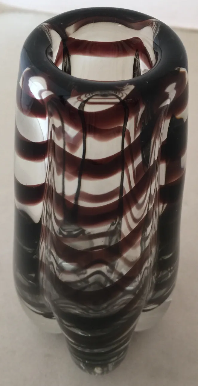 Vaso di Murano antico con design ondulato in tonalità chiare e scure.