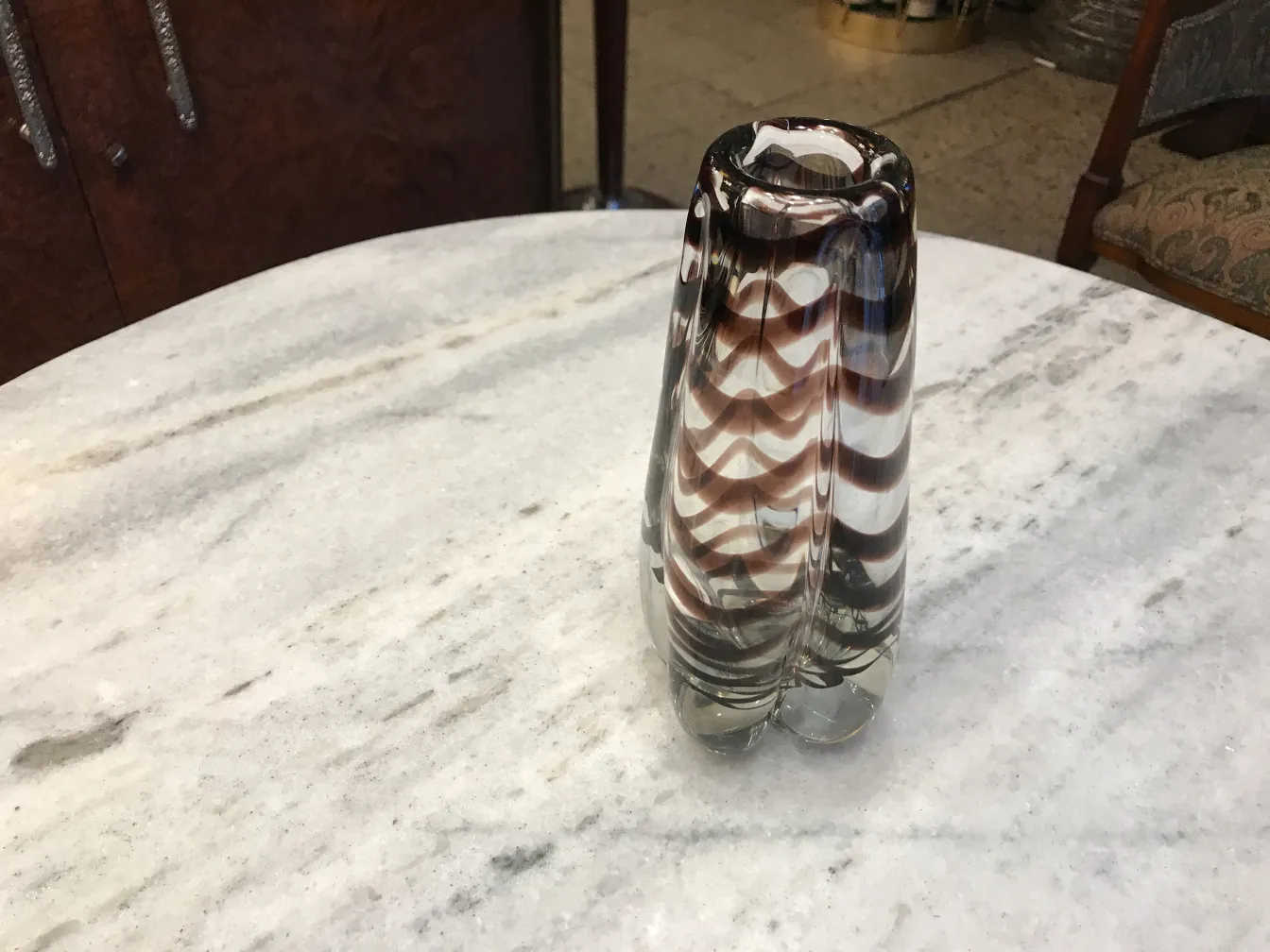 vaso de murano antigo em mesa de mármore com design decorativo