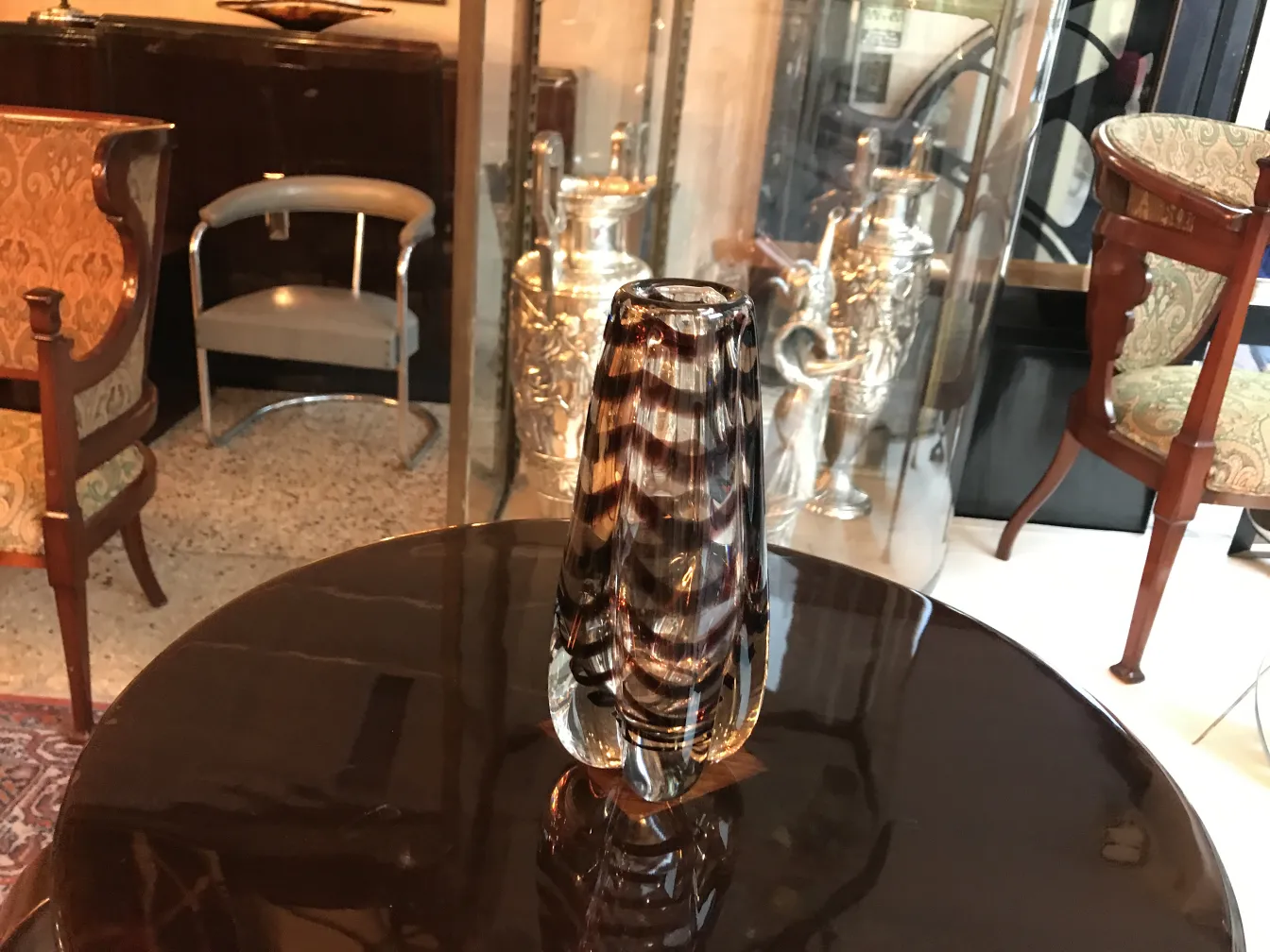 antiker Murano-Glas mit charakteristischem Design, in einem klassischen Umfeld