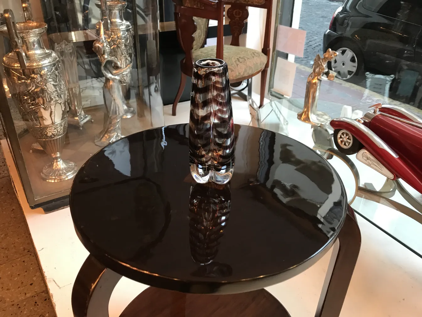 穆拉诺花瓶在桌子上，古董色彩鲜艳