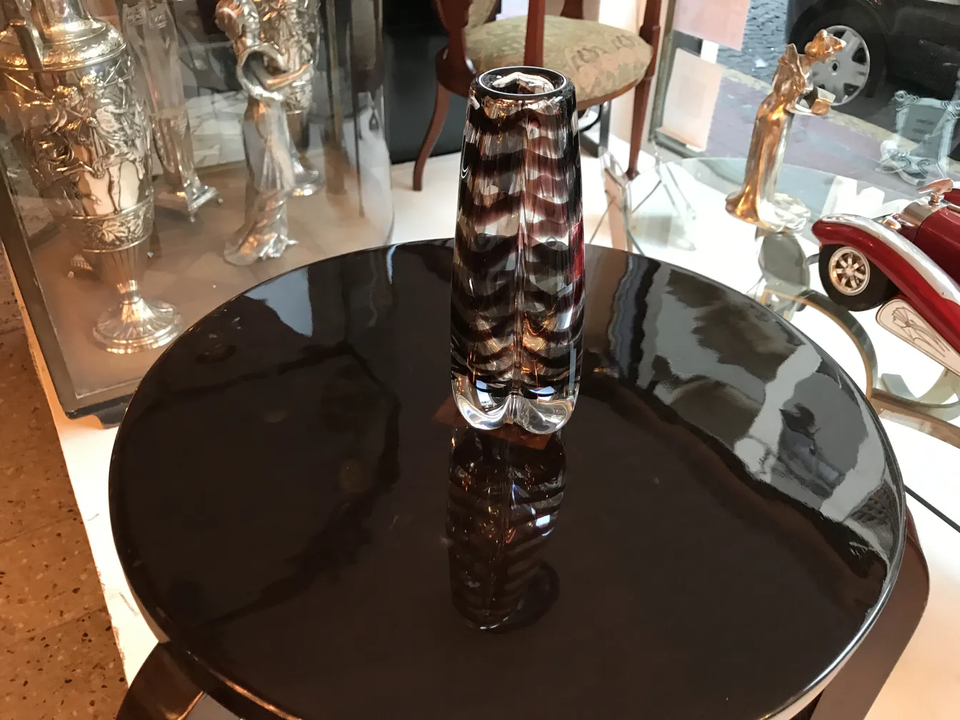 古いムラーノの花瓶、黒いテーブルの上のカラフルなデザイン、クラシックな雰囲気