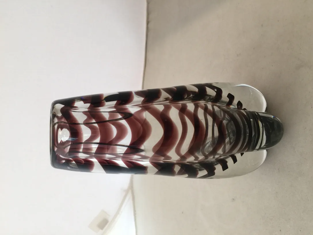 Vaso de Murano com padrões ondulados em tons vermelhos