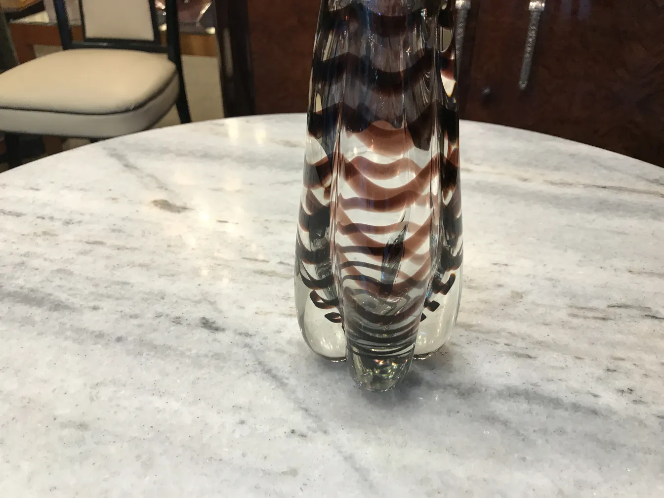 florero de murano antiguo en la mesa, con patrones de colores