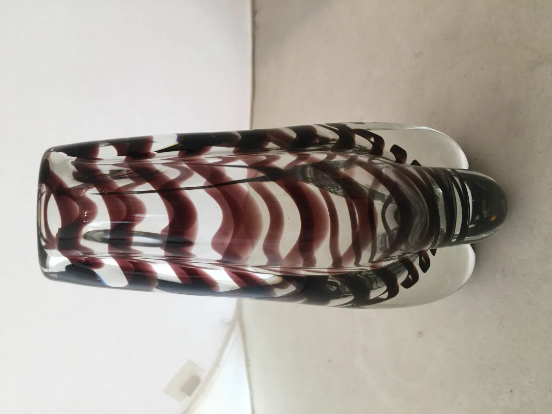 古董穆拉诺花瓶带红色和黑色设计，装饰性