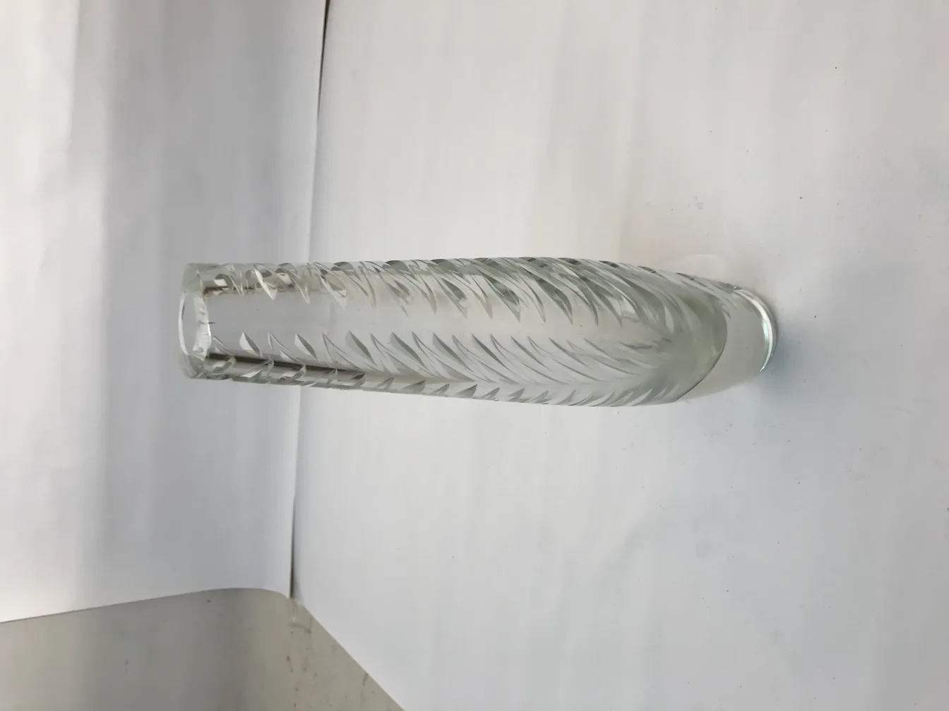 古老的穆拉诺花瓶，背景明亮，形状优美