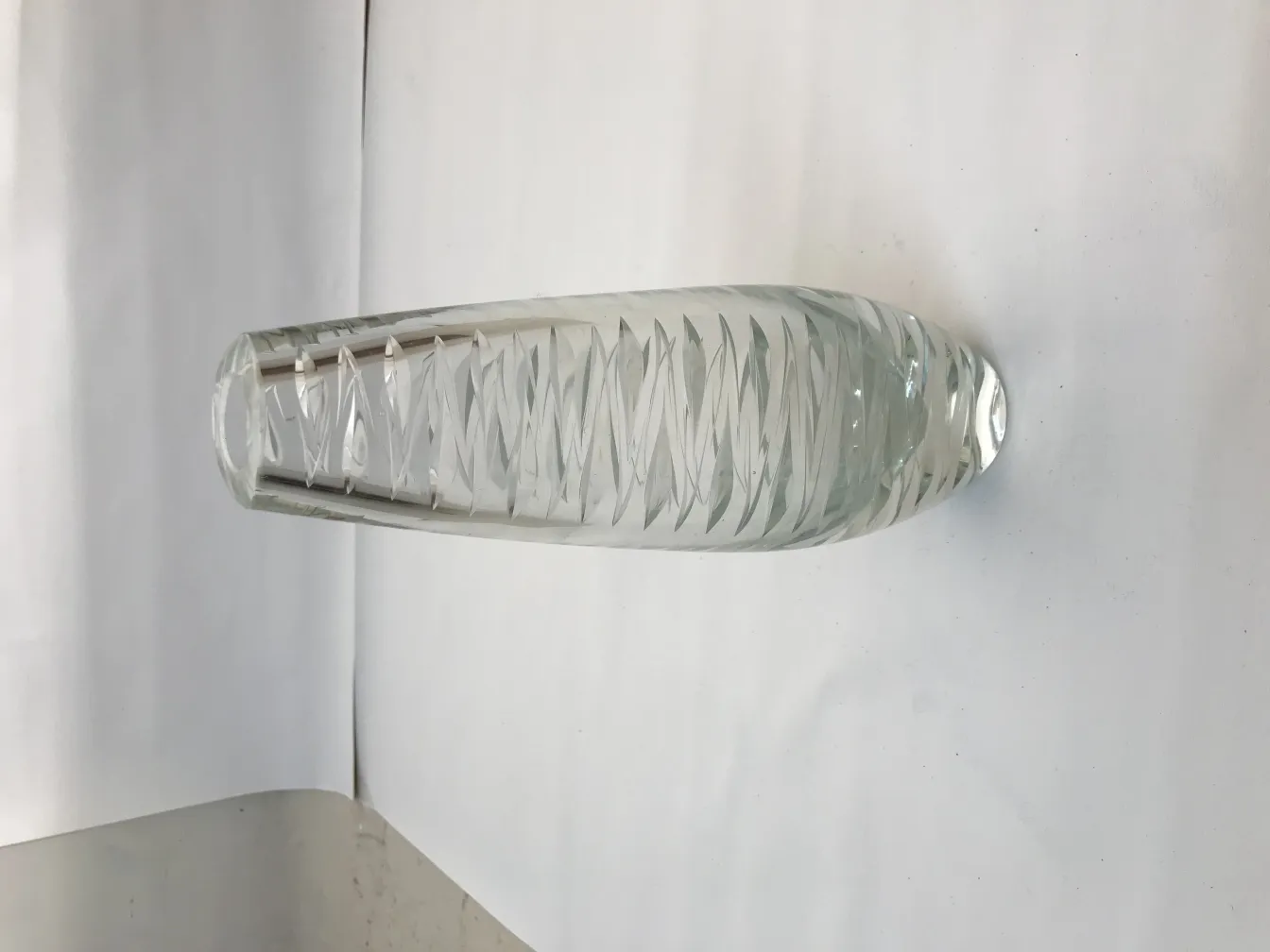 vaso di murano con design elegante su sfondo bianco