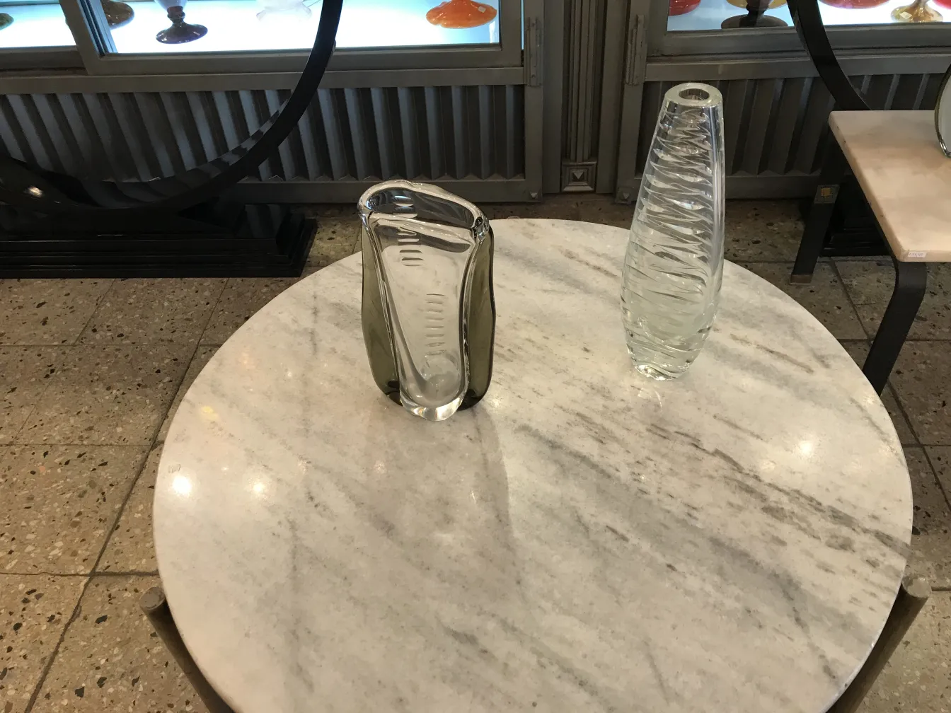 florero de murano antiguo con diseño elegante sobre mesa