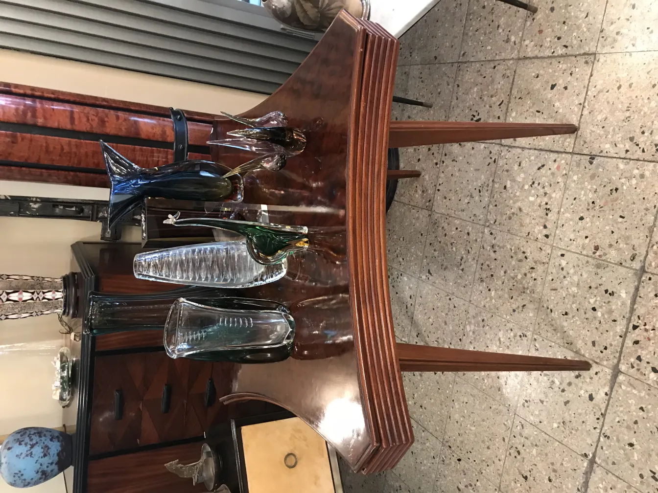 murano-glas auf einem Tisch, antik mit anderen dekorativen Gegenständen