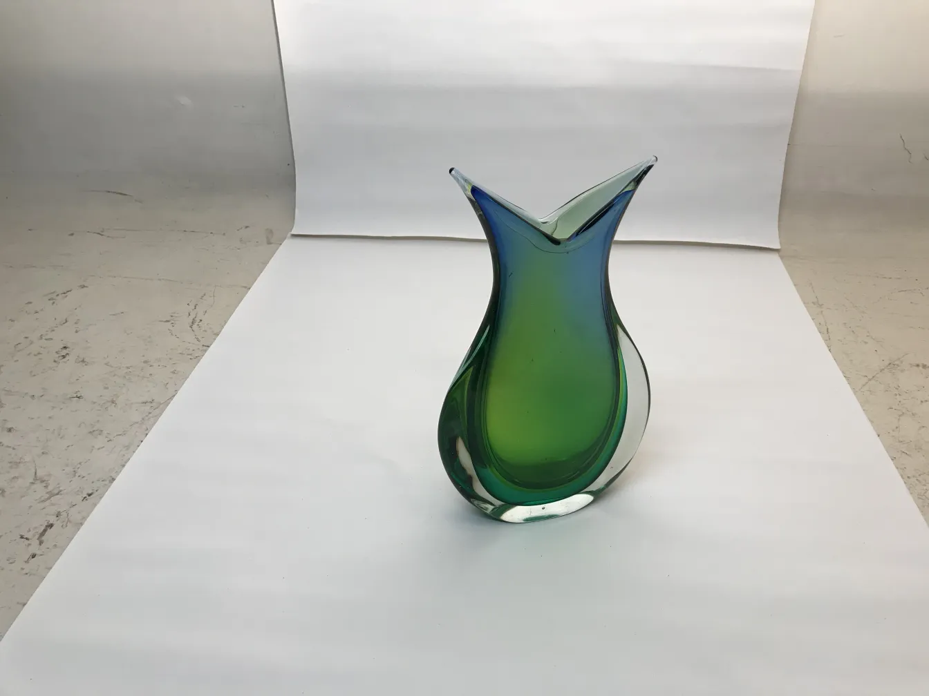 vaso antigo de murano com forma elegante e cores verdes