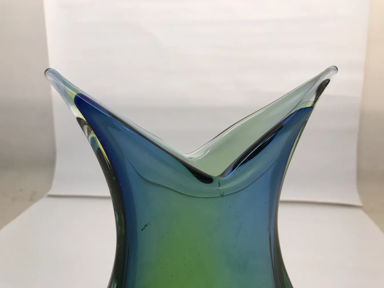 Vaso de Murano com design azul e verde, estilo antigo.