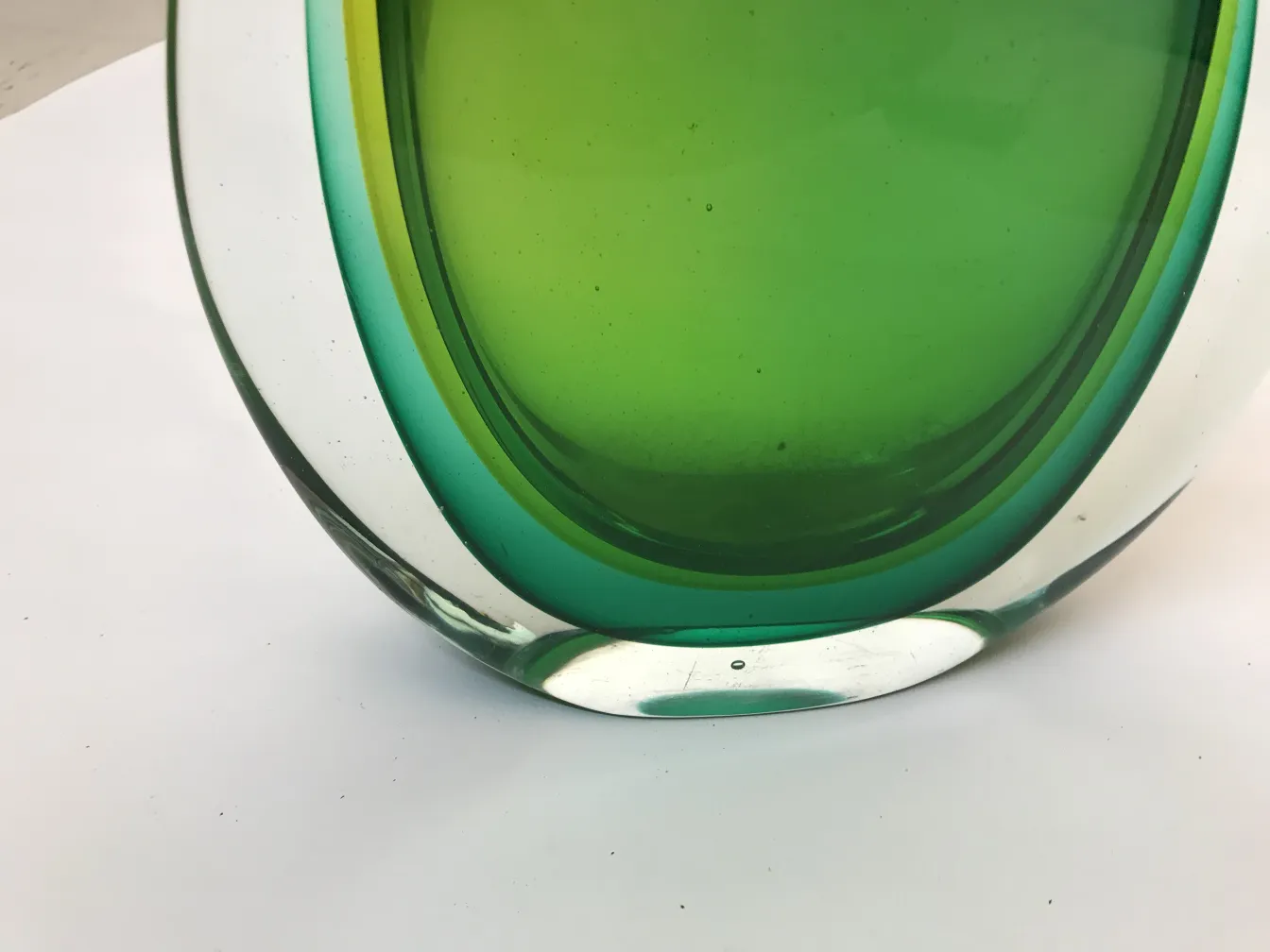 vase antique de Murano en teintes vertes, élégant et décoratif