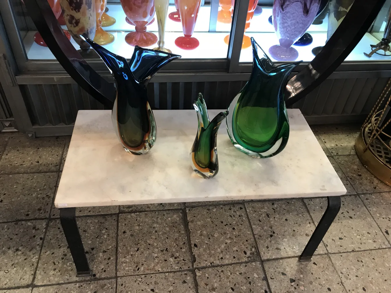 vase ancien de murano dans des teintes de vert et formes fluides sur une table blanche