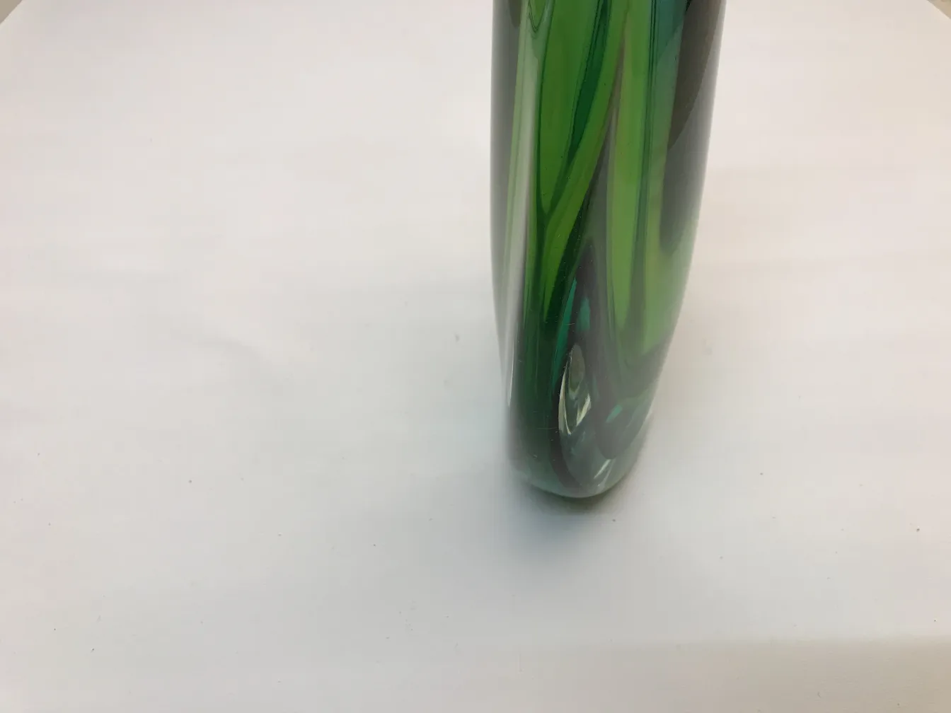 穆拉诺花瓶，色彩鲜艳，古董风格，背景中性