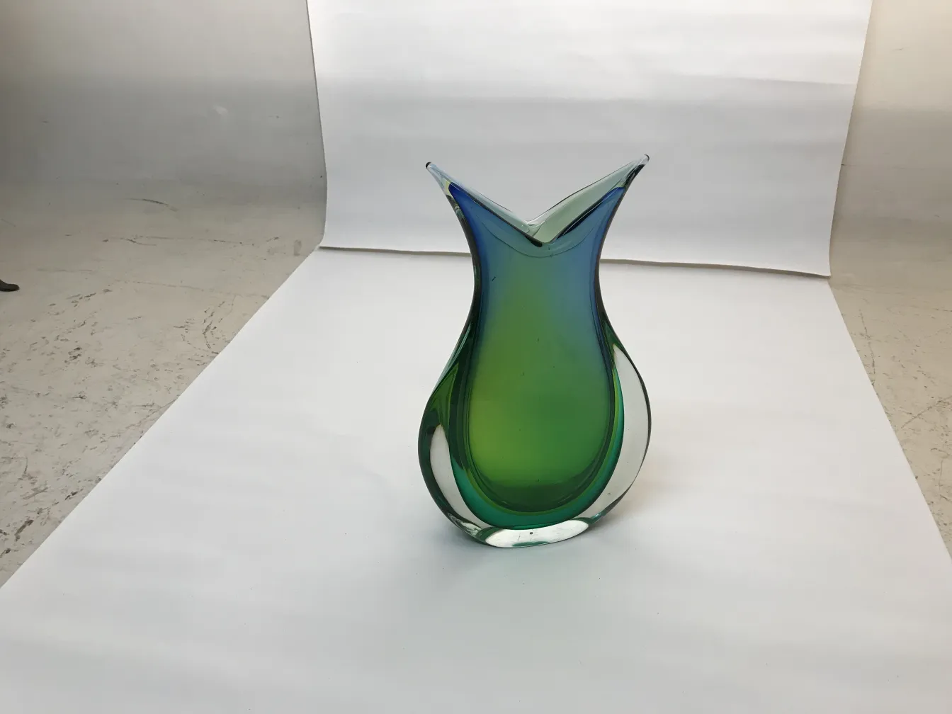 vaso di murano antico con sfumature di verde e blu